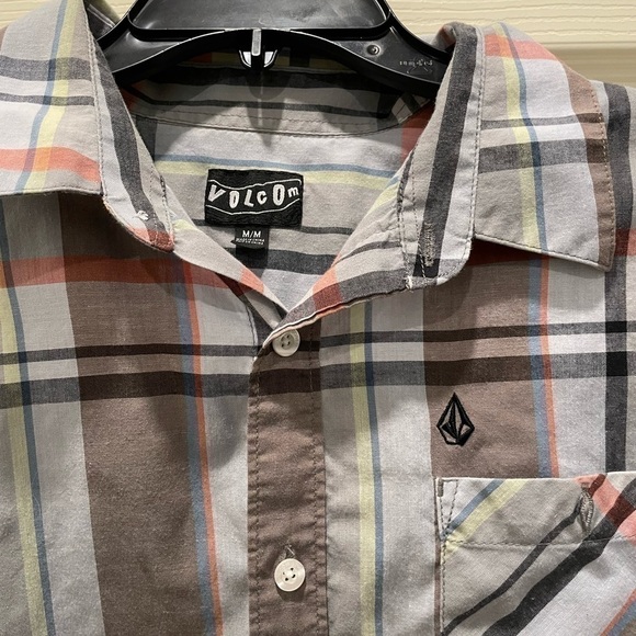 VOLCOM Stone Gray & Red Plaid Short Sleeve Collared Shirt Men M - Picture 2 of 6